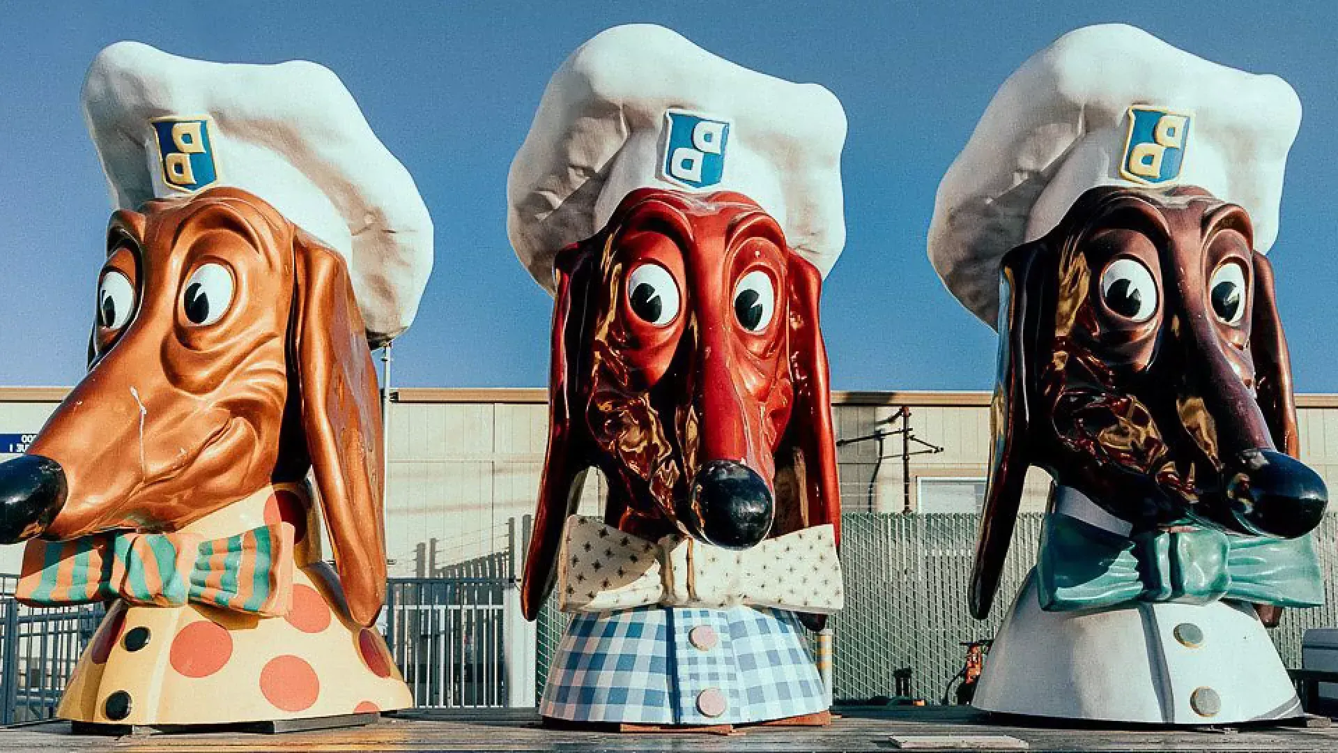 Tre delle famose teste di Doggie Diner in mostra.