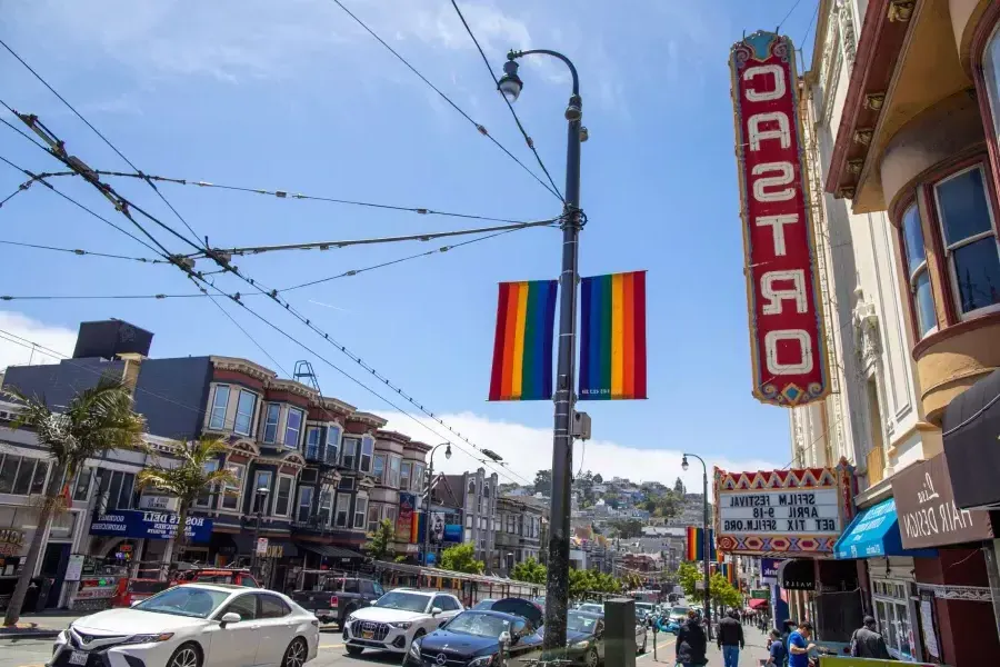 Le quartier 卡斯特罗 de San Francisco, 卡斯特罗剧院的展板和彩虹旗在前景.