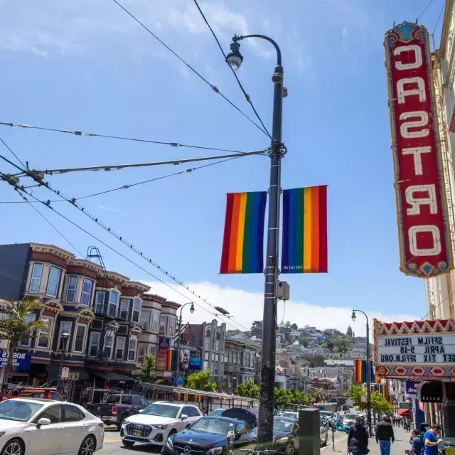 Le quartier 卡斯特罗 de San Francisco, 卡斯特罗剧院的展板和彩虹旗在前景.