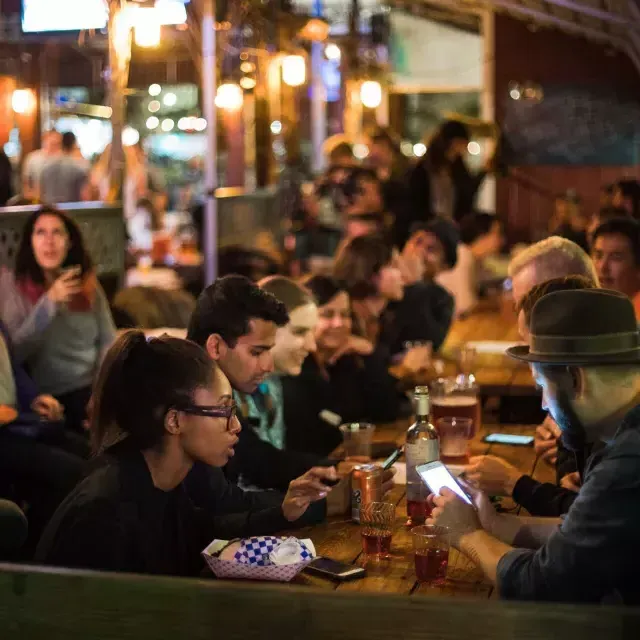 Des gens mangeant dans une salle à manger bondée à SoMa. 威尼斯人官网平台app，加利福尼亚州.