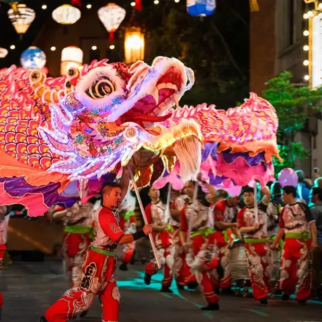 舞者在威尼斯人官网平台app农历新年游行中操纵一个巨大的物体, beleuchteten Drachen.